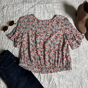 Like New!✨ LOFT White Floral Short Sleeve Ruffle Hem Top
